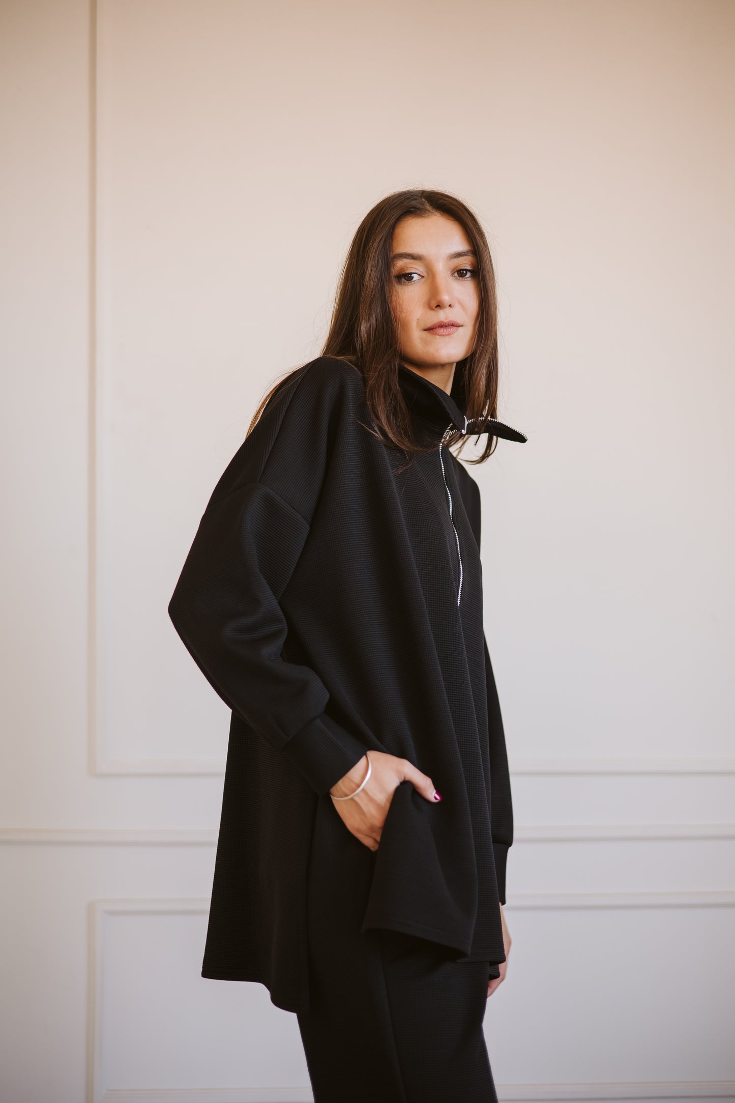 Biscuit set in black