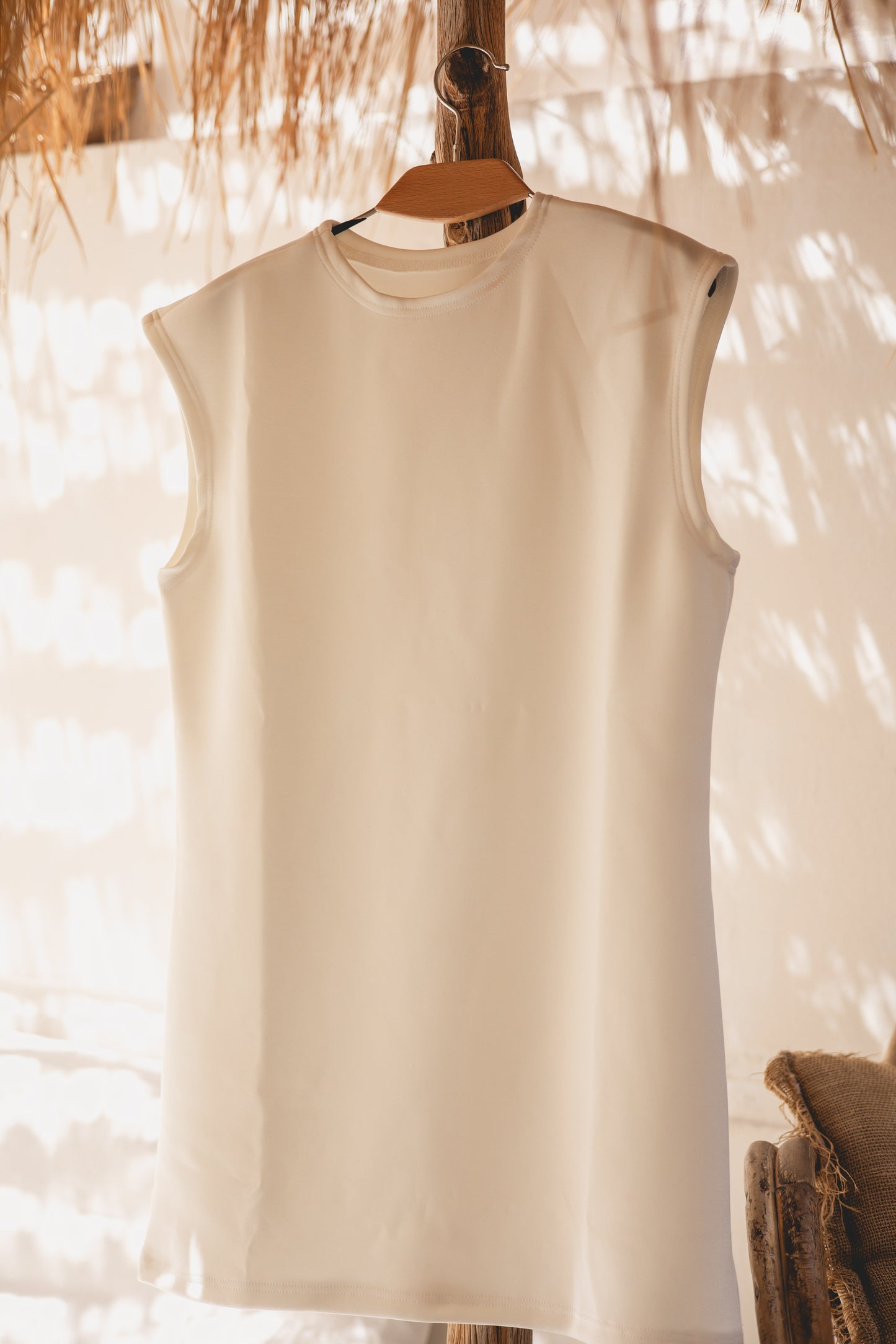 Edge cut top in white