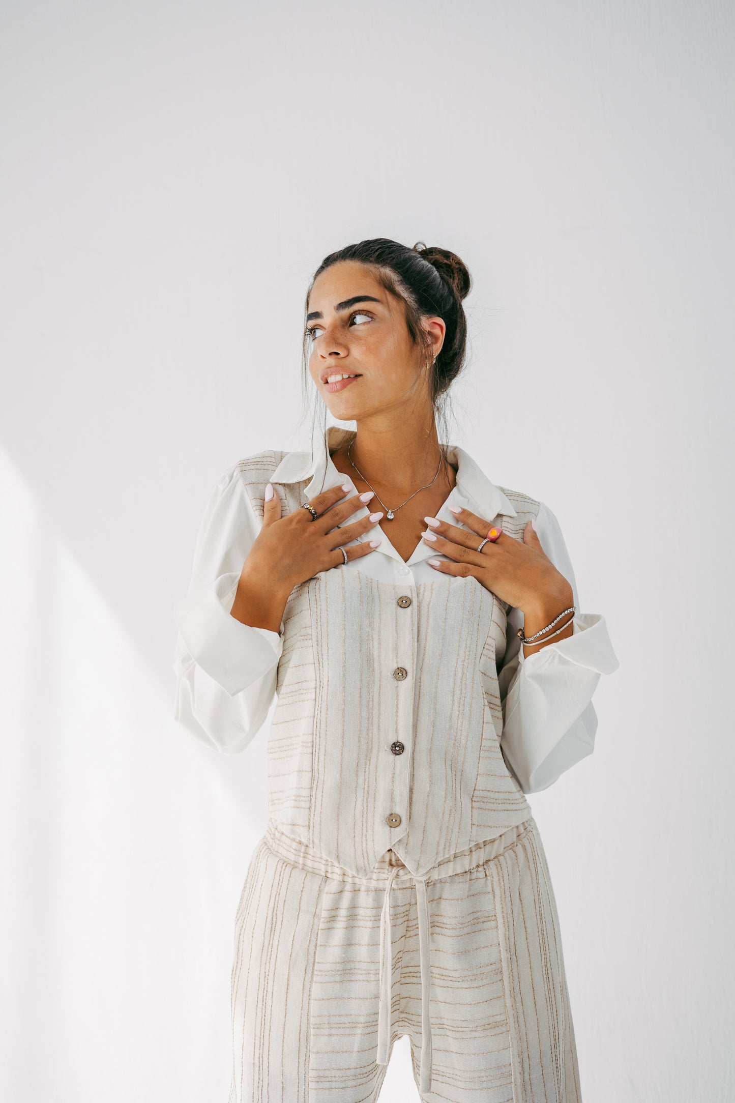 The vest set in brown