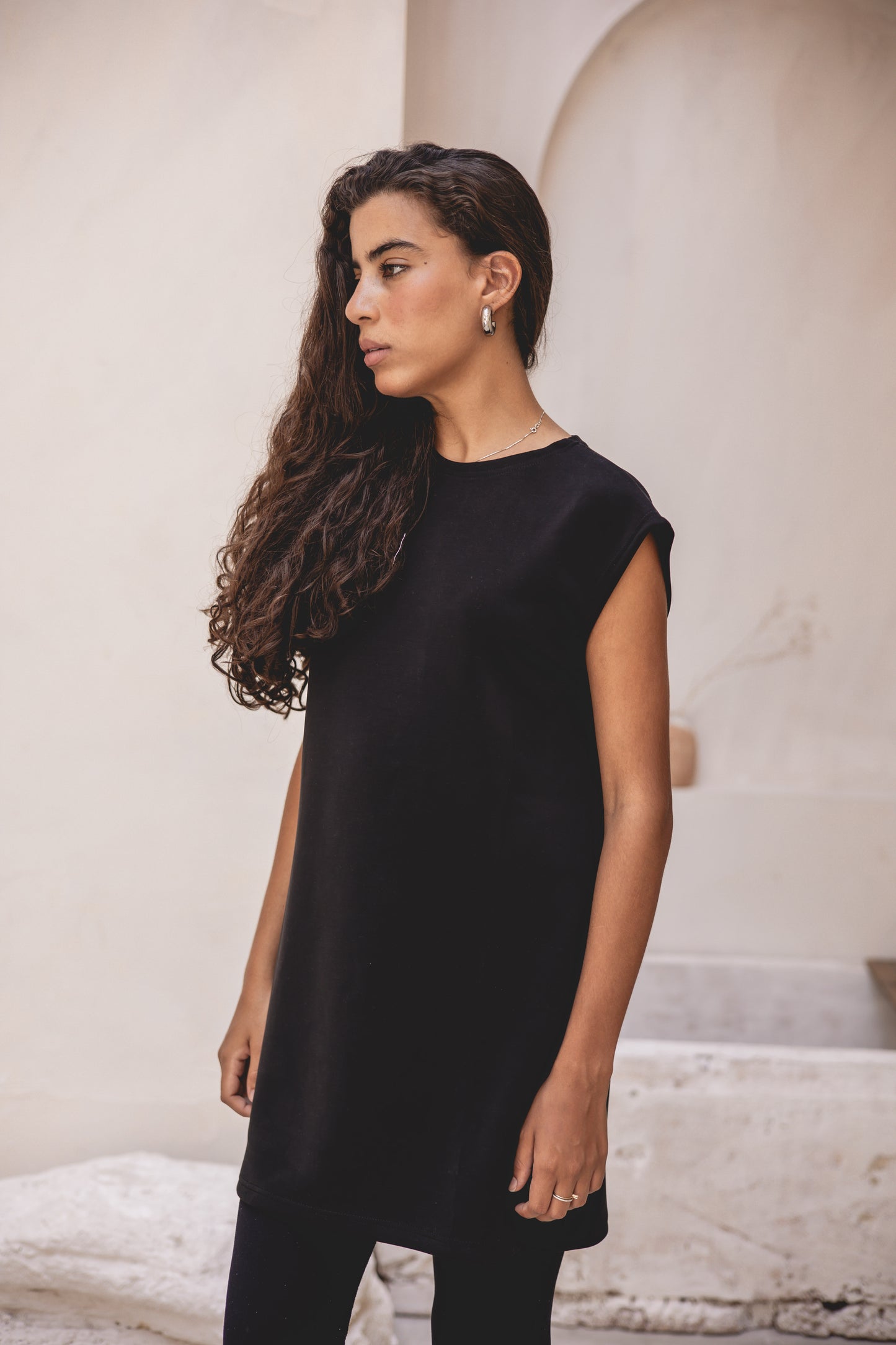 Edge cut top in black