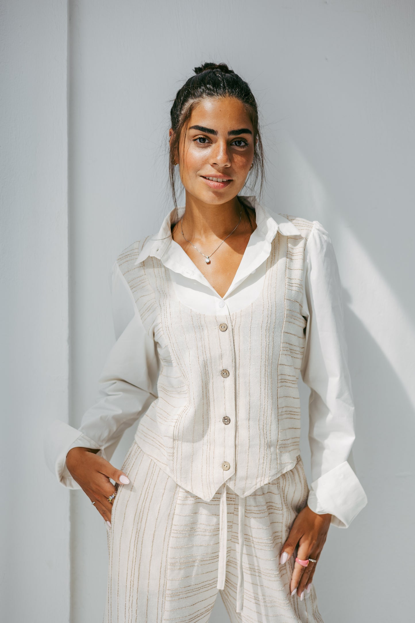 The vest set in brown