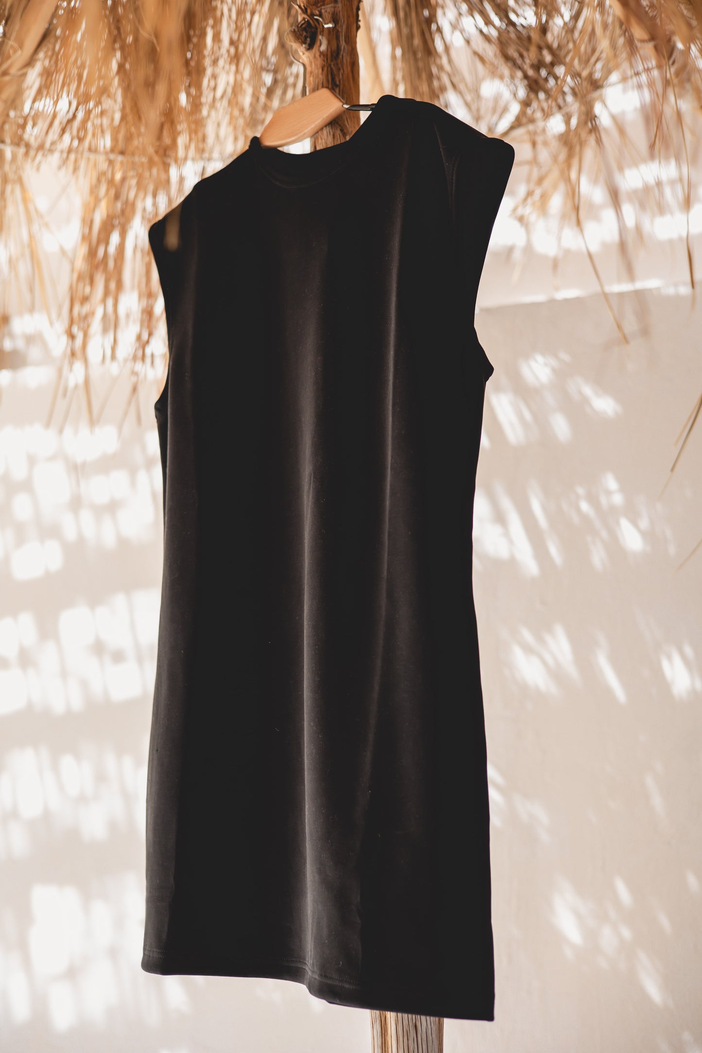 Edge cut top in black