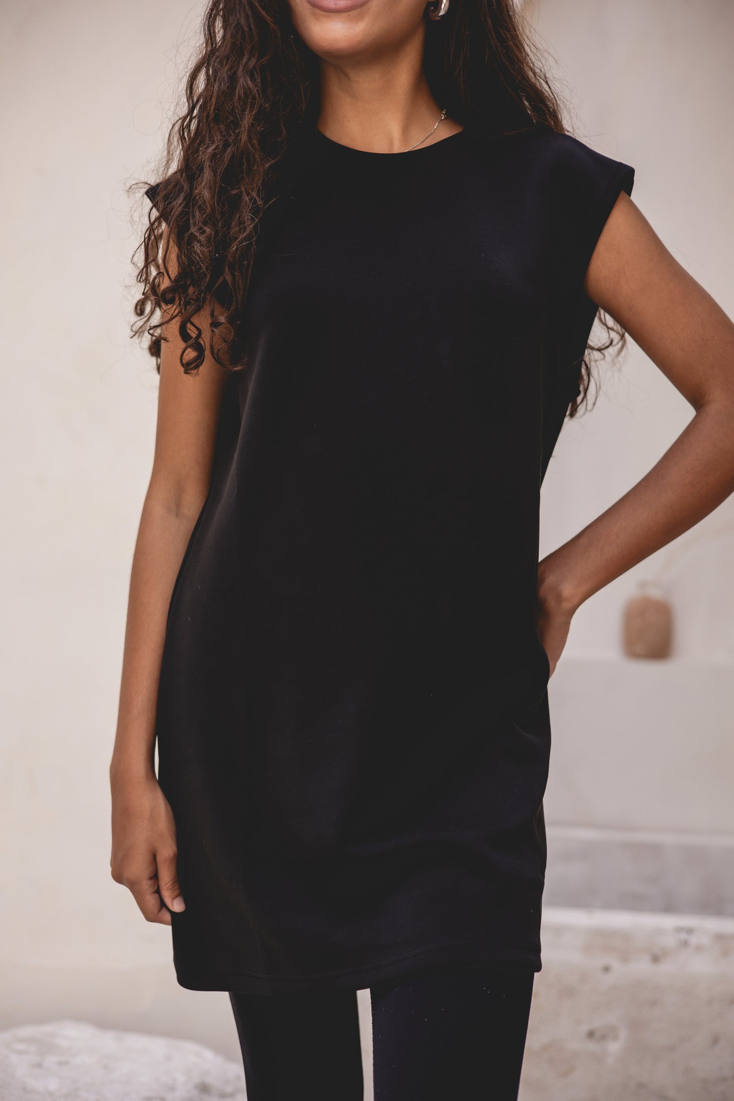 Edge cut top in black