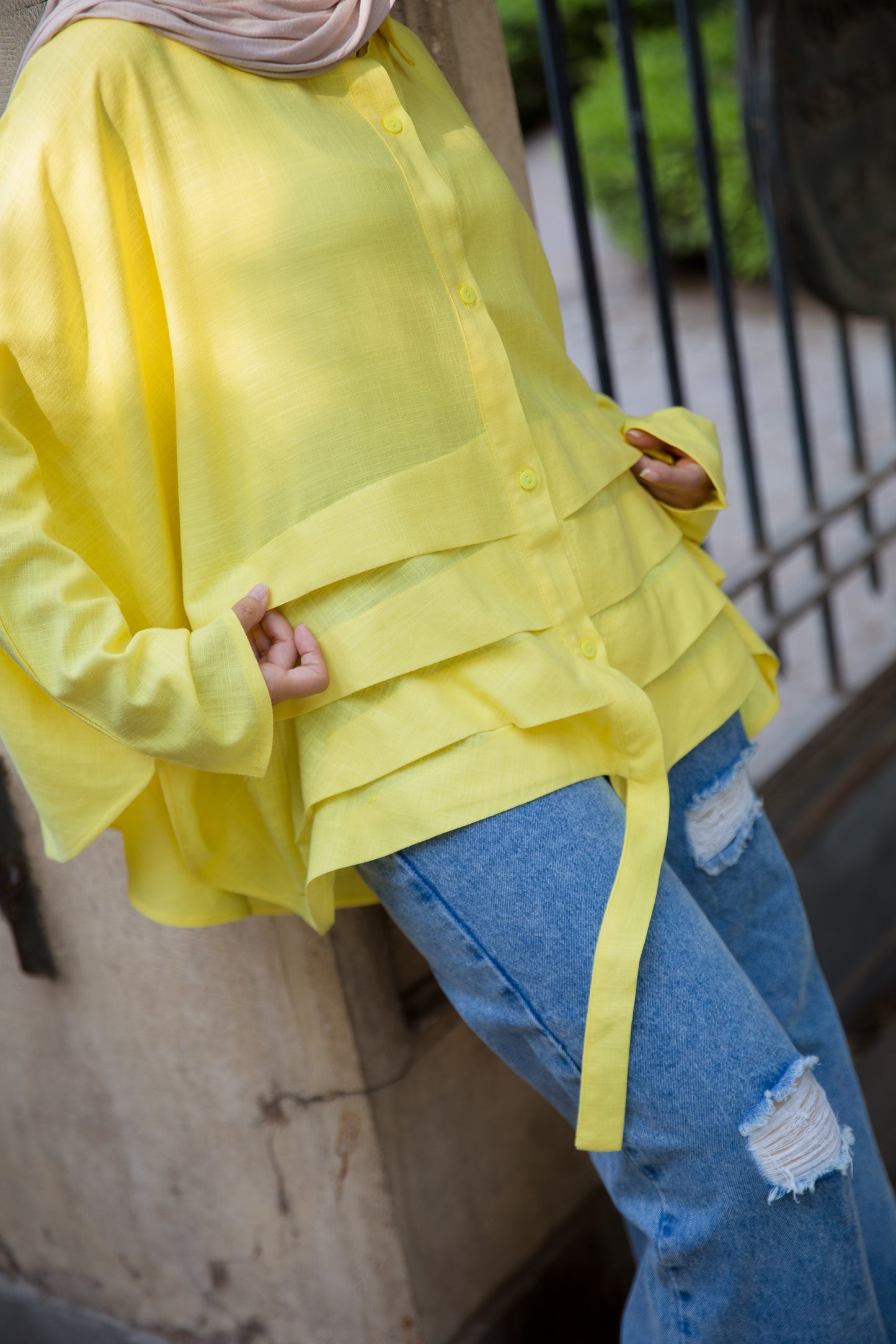 The ruffle linen chemise in yellow