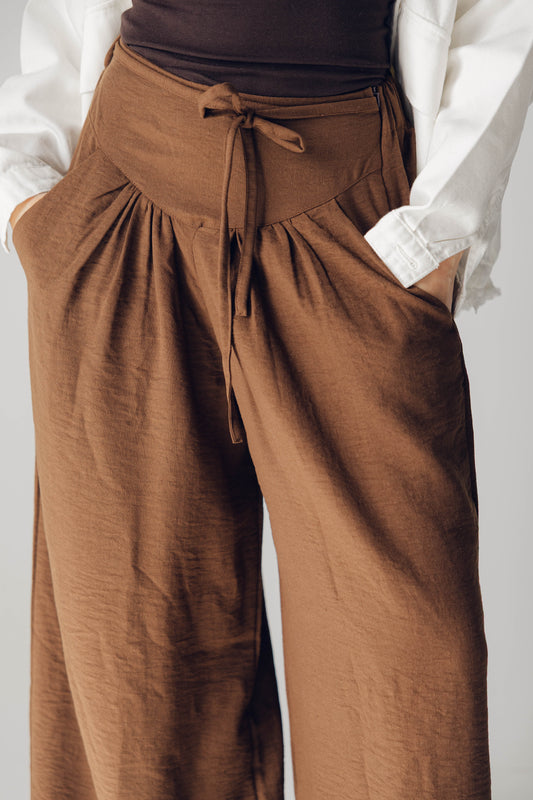 Snatched waist pants in Brown